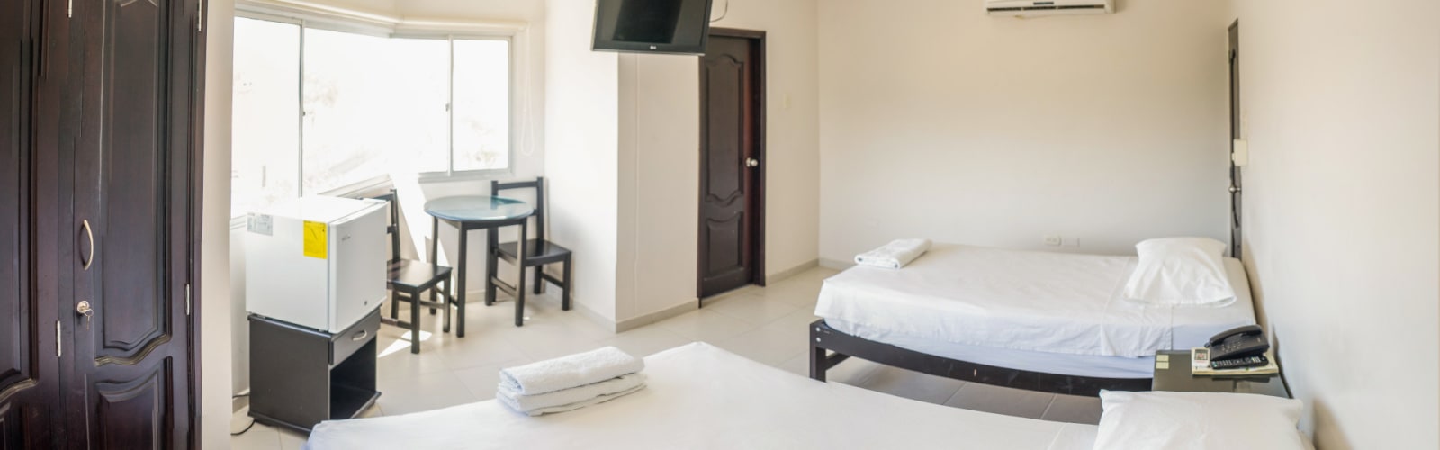 Habitación con aire acondicionado y TV